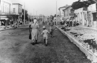 Прикрепленное изображение: 6.97 пр.Кирова.  Слева Кафе Отдых,.jpg